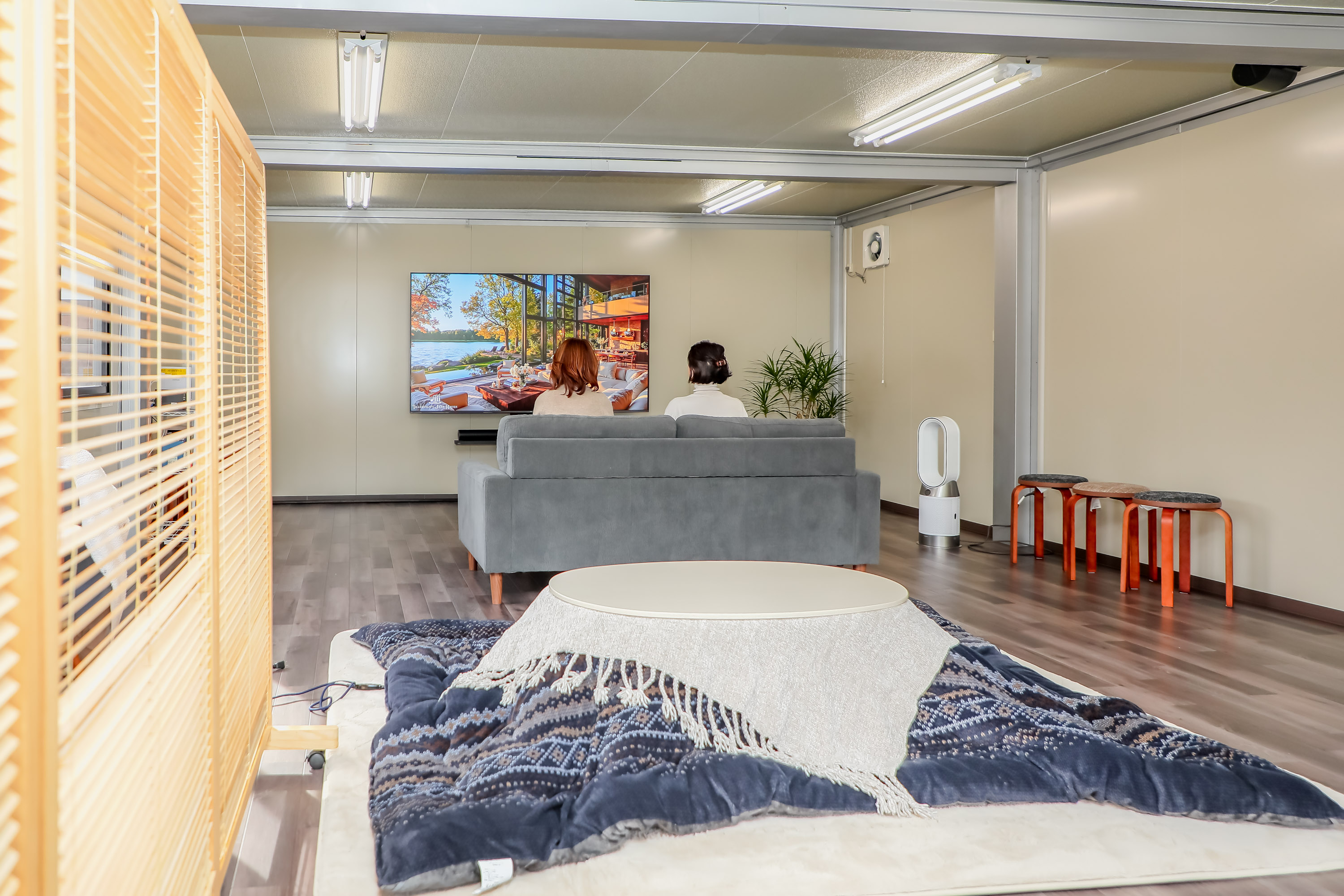 COMOREBI LOUNGE 内観