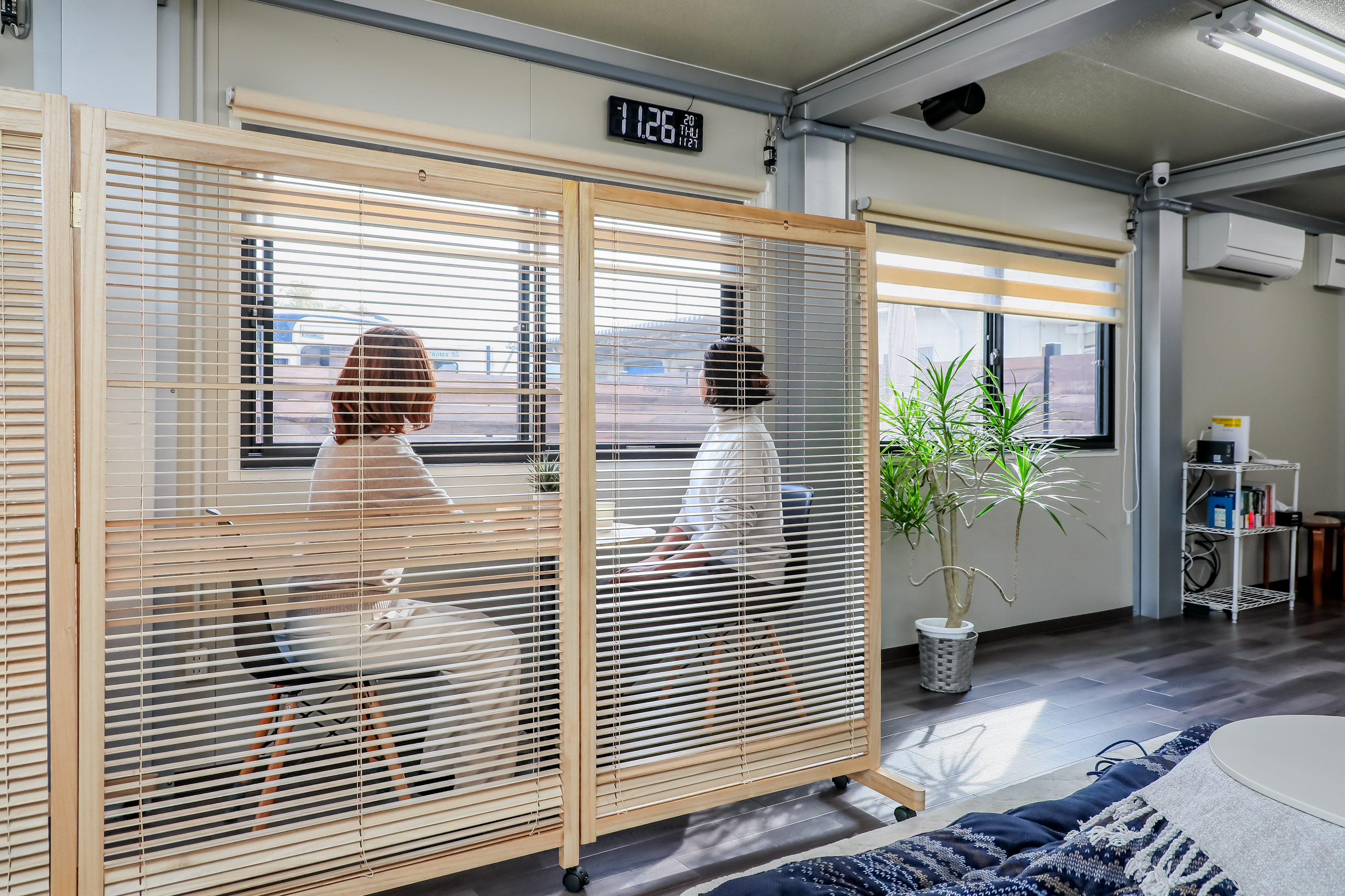 COMOREBI LOUNGE 内観